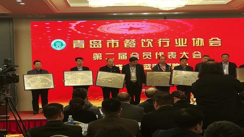 特斯特上臺領(lǐng)獎